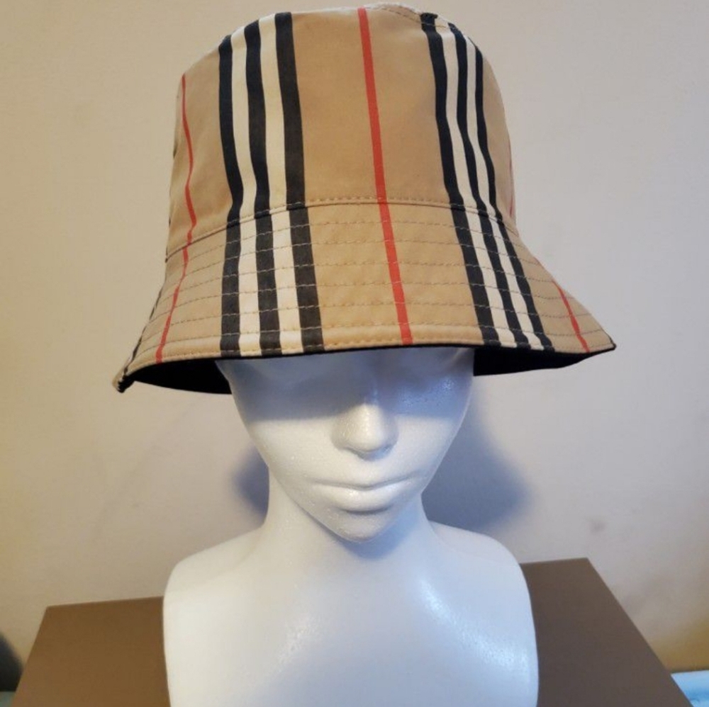 Burberry reversible bucket hat